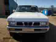 1997 Nissan Frontier XE z VIN 1N6SD16Y2VC300027, wystawiony jako Copart lot #52236665 z przebiegiem 175 501 mil mil oraz Czysty tytuł • Clean title. Historia ofert i sprzedaży dostępna na DreamBid. Obrazek 5.