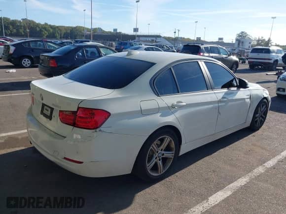 2015 BMW 3 Series 328i xDrive с VIN WBA3B5G58FNS14703, выставлен на аукционе IAAI как лот 43357969 с пробегом 112 214 миль миль и . История ставок и продаж доступна на DreamBid. Изображение 18.