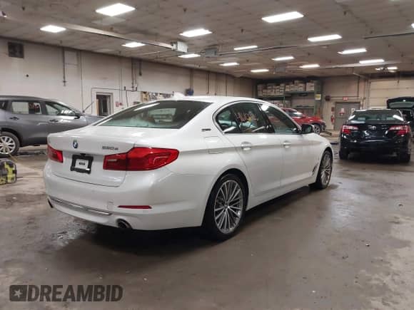 2019 BMW 5 Series 530e xDrive z VIN WBAJB1C51KB376190, wystawiony jako IAAI lot #41610326 z przebiegiem 22 089 mil mil oraz . Historia ofert i sprzedaży dostępna na DreamBid. Obrazek 4.