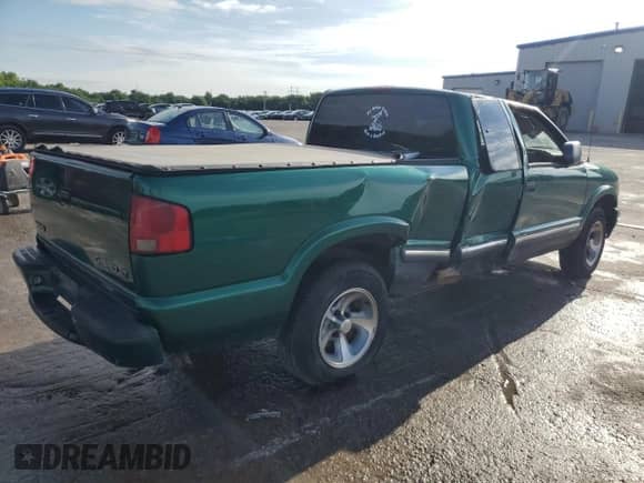 2000 Chevrolet S-10 LS with VIN 1GCCS19W0Y8194496, listed as a Copart auction lot 57460035 with Not provided miles and Salvage title. Bid and sale history available at DreamBid. Image 3.