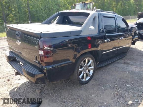 2009 Chevrolet Avalanche LTZ z VIN 3GNFK32029G183386, wystawiony jako IAAI lot #42158590 z przebiegiem 307 685 mil mil oraz . Historia ofert i sprzedaży dostępna na DreamBid. Obrazek 4.