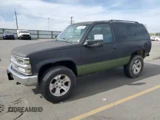 1998 Chevrolet Tahoe z VIN 3GNEK18R8WG130659, wystawiony jako Copart lot #81615845 z przebiegiem 308 784 mil mil oraz Szkoda całkowita • Salvage title. Historia ofert i sprzedaży dostępna na DreamBid. Obrazek 1.
