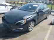 2016 Volvo S60 T5 Drive-E Premier z VIN YV126MFK4G2399690, wystawiony jako IAAI lot #42043307 z przebiegiem 100 647 mil mil oraz . Historia ofert i sprzedaży dostępna na DreamBid. Obrazek 2.
