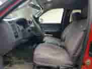 2005 Dodge Dakota SLT z VIN 1D7HE42N25S157969, wystawiony jako Copart lot #47448495 z przebiegiem 133 922 mil mil oraz Szkoda całkowita • Salvage title. Historia ofert i sprzedaży dostępna na DreamBid. Obrazek 7.