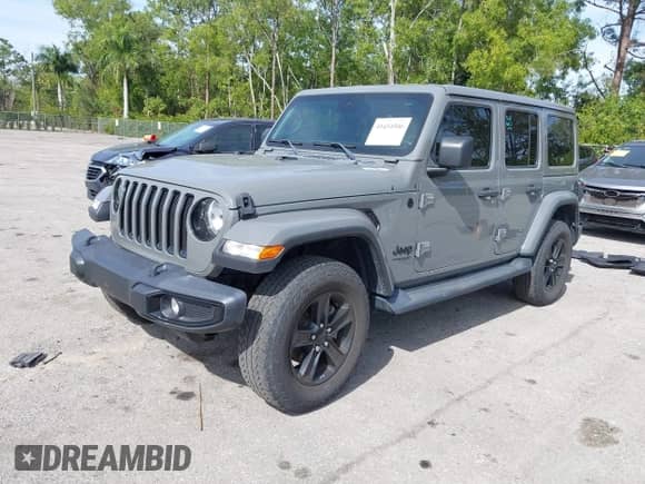 2021 Jeep Wrangler Unlimited Sahara Altitude z VIN 1C4HJXENXMW610004, wystawiony jako IAAI lot #41434506 z przebiegiem 27 726 mil mil oraz . Historia ofert i sprzedaży dostępna na DreamBid. Obrazek 2.