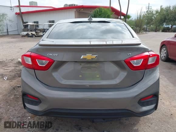 2017 Chevrolet Cruze LT z VIN 1G1BE5SMXH7215310, wystawiony jako IAAI lot #43400905 z przebiegiem 129 073 mil mil oraz . Historia ofert i sprzedaży dostępna na DreamBid. Obrazek 16.