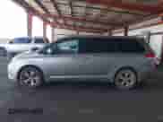 2012 Toyota Sienna z VIN 5TDKA3DC2CS013412, wystawiony jako IAAI lot #43273974 z przebiegiem 193 603 mil mil oraz . Historia ofert i sprzedaży dostępna na DreamBid. Obrazek 14.