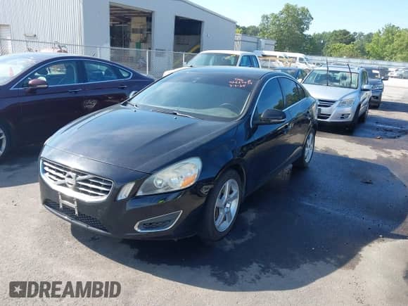 2013 Volvo S60 T5 Premier z VIN YV1612FS0D1213942, wystawiony jako IAAI lot #42667474 z przebiegiem 175 094 mil mil oraz . Historia ofert i sprzedaży dostępna na DreamBid. Obrazek 2.