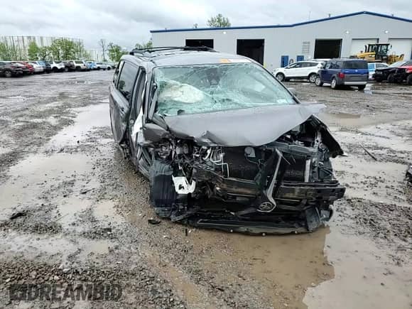 2018 Toyota Sienna LE z VIN 5TDJZ3DC6JS199103, wystawiony jako Copart lot #57821175 z przebiegiem Nie podano mil oraz Szkoda całkowita • Salvage title. Historia ofert i sprzedaży dostępna na DreamBid. Obrazek 15.