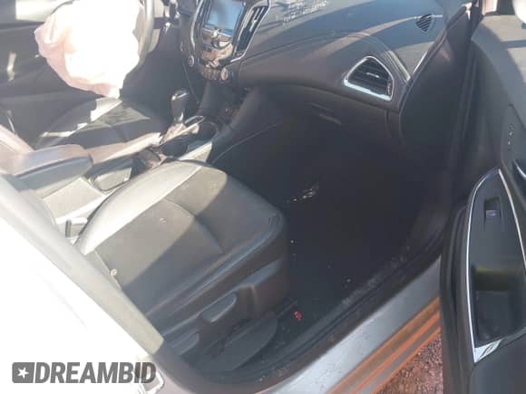 2017 Chevrolet Cruze Premier z VIN 3G1BF6SM5HS611181, wystawiony jako IAAI lot #42627815 z przebiegiem 147 138 mil mil oraz . Historia ofert i sprzedaży dostępna na DreamBid. Obrazek 5.