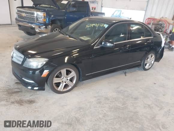 2011 Mercedes-Benz C 300 Sport z VIN WDDGF8BB8BF531723, wystawiony jako IAAI lot #42970166 z przebiegiem 137 077 mil mil oraz . Historia ofert i sprzedaży dostępna na DreamBid. Obrazek 2.