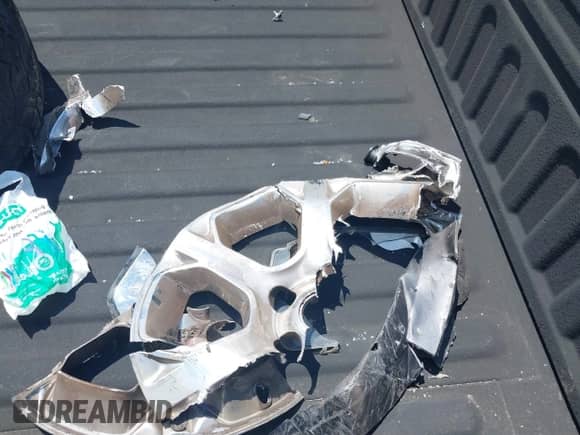 2015 Ram 1500 Laramie z VIN 1C6RR6NT7FS621680, wystawiony jako IAAI lot #42887104 z przebiegiem 203 488 mil mil oraz . Historia ofert i sprzedaży dostępna na DreamBid. Obrazek 12.