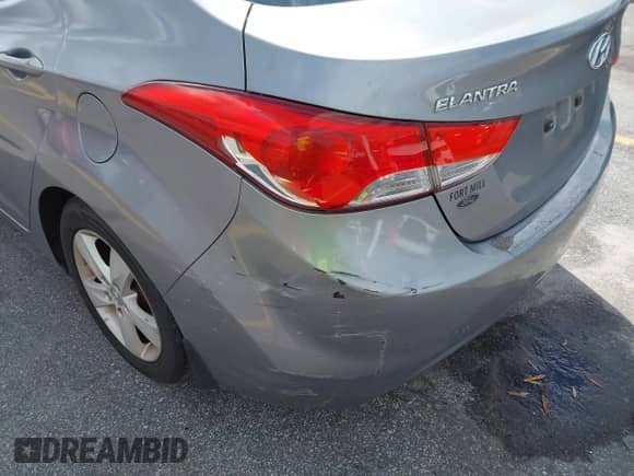 2013 Hyundai Elantra GLS z VIN KMHDH4AE9DU523071, wystawiony jako IAAI lot #43586642 z przebiegiem 176 733 mil mil oraz . Historia ofert i sprzedaży dostępna na DreamBid. Obrazek 6.