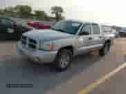 2006 Dodge Dakota SLT с VIN 1D7HW48N16S671771, выставлен на аукционе IAAI как лот 42939185 с пробегом 88 933 миль миль и . История ставок и продаж доступна на DreamBid. Изображение 2.