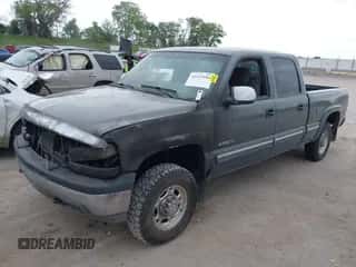 2002 Chevrolet Silverado 1500HD LS z VIN 1GCGK13U12F208420, wystawiony jako IAAI lot #42315184 z przebiegiem Nie podano mil oraz . Historia ofert i sprzedaży dostępna na DreamBid. Obrazek 2.