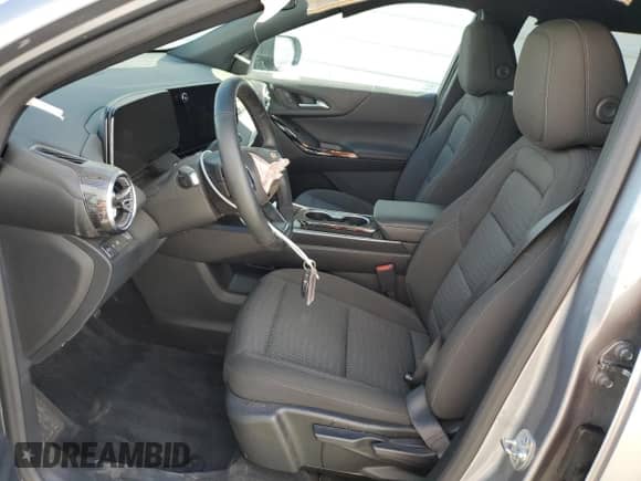 2025 Chevrolet Equinox FWD LT z VIN 3GNAXHEG4SL212885, wystawiony jako Copart lot #81022255 z przebiegiem 14 912 mil mil oraz Czysty tytuł • Clean title. Historia ofert i sprzedaży dostępna na DreamBid. Obrazek 7.