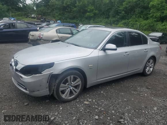 2010 BMW 5 Series 528i xDrive z VIN WBANV1C51AC444196, wystawiony jako Copart lot #62726135 z przebiegiem 162 041 mil mil oraz Szkoda całkowita • Salvage title. Historia ofert i sprzedaży dostępna na DreamBid. Obrazek 1.
