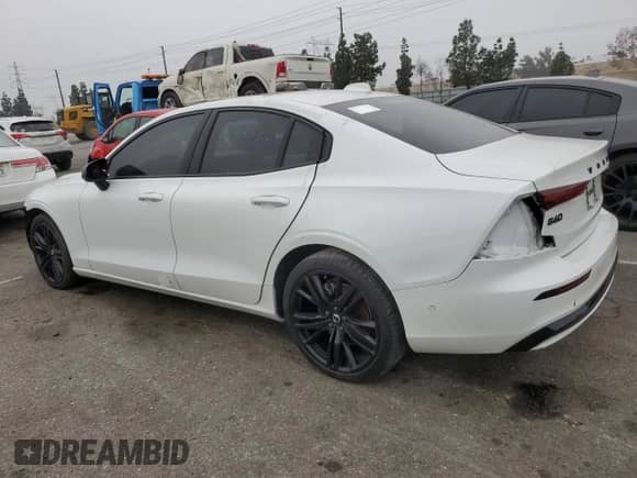 2024 Volvo S60 Plus Black Edition z VIN 7JRL12FHXRG281975, wystawiony jako Copart lot #52827945 z przebiegiem Nie podano mil oraz Szkoda całkowita • Salvage title. Historia ofert i sprzedaży dostępna na DreamBid. Obrazek 2.