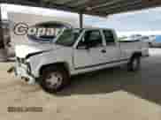 1996 GMC Sierra 1500 z VIN 2GTEC19R0T1563546, wystawiony jako Copart lot #55819425 z przebiegiem 176 900 mil mil oraz Szkoda całkowita • Salvage title. Historia ofert i sprzedaży dostępna na DreamBid. Obrazek 1.
