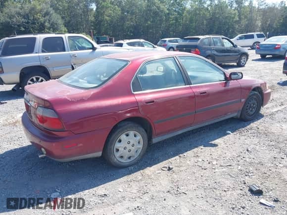 1996 Honda Accord LX z VIN 1HGCD5633TA077784, wystawiony jako IAAI lot #43302358 z przebiegiem 235 003 mil mil oraz . Historia ofert i sprzedaży dostępna na DreamBid. Obrazek 4.