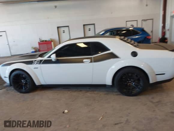 2022 Dodge Challenger R/T Scat Pack Widebody z VIN 2C3CDZFJ2NH226814, wystawiony jako IAAI lot #43205998 z przebiegiem 40 423 mil mil oraz . Historia ofert i sprzedaży dostępna na DreamBid. Obrazek 14.