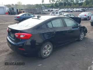 2017 Chevrolet Cruze LS z VIN 1G1BC5SM4H7109571, wystawiony jako IAAI lot #43201344 z przebiegiem Nie podano mil oraz . Historia ofert i sprzedaży dostępna na DreamBid. Obrazek 4.