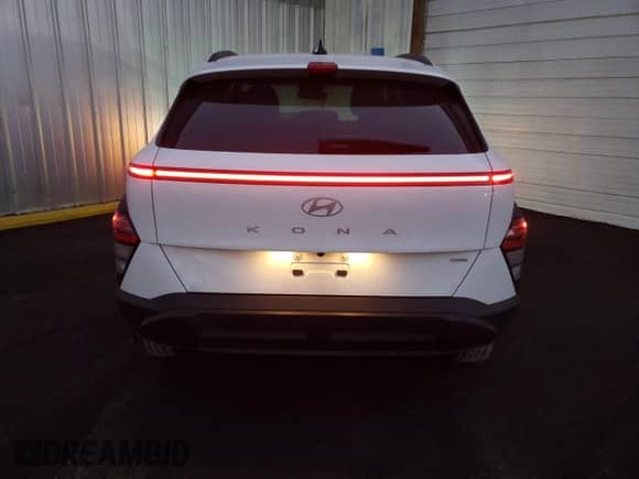 2024 Hyundai Kona SEL z VIN KM8HBCAB9RU146803, wystawiony jako Copart lot #81850764 z przebiegiem 19 927 mil mil oraz Czysty tytuł • Clean title. Historia ofert i sprzedaży dostępna na DreamBid. Obrazek 6.