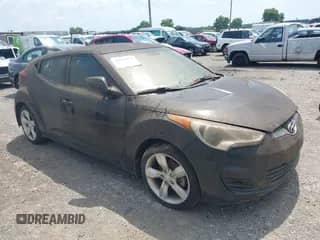 2013 Hyundai Veloster w/Black Int z VIN KMHTC6AD0DU180177, wystawiony jako IAAI lot #42672121 z przebiegiem 178 744 mil mil oraz . Historia ofert i sprzedaży dostępna na DreamBid. Obrazek 1.
