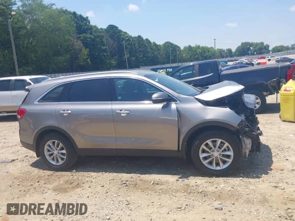 2017 Kia Sorento LX z VIN 5XYPG4A3XHG271647, wystawiony jako IAAI lot #42579529 z przebiegiem Nie podano mil oraz . Historia ofert i sprzedaży dostępna na DreamBid. Obrazek 13.