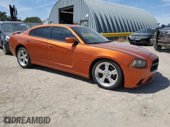 2011 Dodge Charger Road/Track z VIN 2B3CL5CT9BH503565, wystawiony jako Copart lot #70090525 z przebiegiem 137 734 mil mil oraz Szkoda całkowita • Salvage title. Historia ofert i sprzedaży dostępna na DreamBid. Obrazek 4.