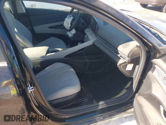 2025 Hyundai Elantra Limited with VIN KMHLN4DJ7SU139526, listed as a IAAI auction lot 43015292 with 17,191 mi miles and . Bid and sale history available at DreamBid. Image 5.