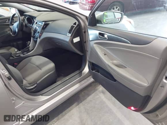 2011 Hyundai Sonata Hybrid z VIN KMHEC4A43BA007006, wystawiony jako IAAI lot #42820962 z przebiegiem 169 328 mil mil oraz . Historia ofert i sprzedaży dostępna na DreamBid. Obrazek 5.