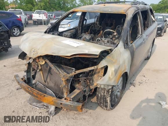 2013 Toyota Sienna LE z VIN 5TDJK3DC3DS061379, wystawiony jako IAAI lot #42380482 z przebiegiem Nie podano mil oraz . Historia ofert i sprzedaży dostępna na DreamBid. Obrazek 6.