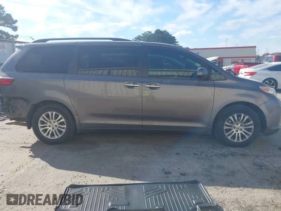 2017 Toyota Sienna XLE Auto Access Seat z VIN 5TDYZ3DC4HS781421, wystawiony jako IAAI lot #43154484 z przebiegiem 153 222 mil mil oraz . Historia ofert i sprzedaży dostępna na DreamBid. Obrazek 14.