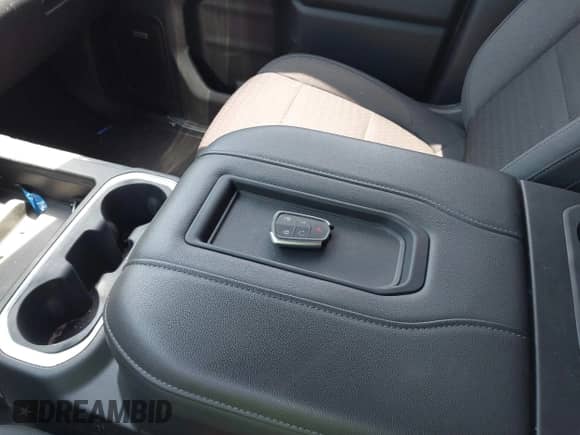 2019 Chevrolet Silverado 1500 RST z VIN 1GCPWDED5KZ100948, wystawiony jako IAAI lot #41879402 z przebiegiem 88 334 mil mil oraz . Historia ofert i sprzedaży dostępna na DreamBid. Obrazek 11.