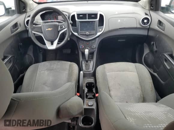 2017 Chevrolet Sonic LT z VIN 1G1JG6SH8H4161182, wystawiony jako Copart lot #70981975 z przebiegiem 129 415 mil mil oraz Czysty tytuł • Clean title. Historia ofert i sprzedaży dostępna na DreamBid. Obrazek 8.