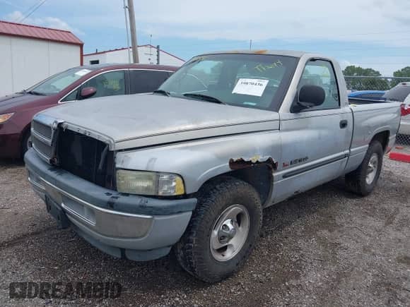 2000 Dodge 1500 z VIN 1B7HC16Y2YS531682, wystawiony jako IAAI lot #42165882 z przebiegiem 250 315 mil mil oraz . Historia ofert i sprzedaży dostępna na DreamBid. Obrazek 2.