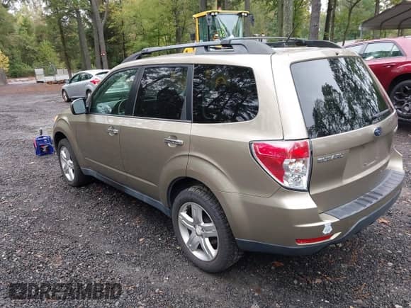 2009 Subaru Forester X with VIN JF2SH63619H700582, listed as a IAAI auction lot 43443842 with 170,240 mi miles and . Bid and sale history available at DreamBid. Image 3.