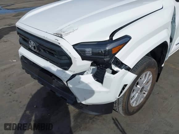 2024 Toyota Tacoma SR5 z VIN 3TMKB5FN5RM022914, wystawiony jako IAAI lot #41398168 z przebiegiem 2 535 mil mil oraz . Historia ofert i sprzedaży dostępna na DreamBid. Obrazek 6.