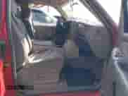 2000 GMC Sierra 1500 SLE z VIN 1GTEC19V4YZ273841, wystawiony jako IAAI lot #41981942 z przebiegiem 357 003 mil mil oraz . Historia ofert i sprzedaży dostępna na DreamBid. Obrazek 5.