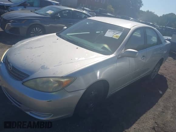 2002 Toyota Camry LE z VIN 4T1BE32K82U570569, wystawiony jako IAAI lot #43133167 z przebiegiem 172 046 mil mil oraz . Historia ofert i sprzedaży dostępna na DreamBid. Obrazek 18.