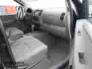 2008 Nissan Frontier Nismo z VIN 1N6AD07U38C440335, wystawiony jako IAAI lot #41760107 z przebiegiem 160 135 mil mil oraz . Historia ofert i sprzedaży dostępna na DreamBid. Obrazek 5.