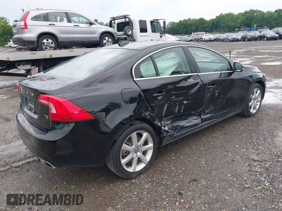 2016 Volvo S60 T5 Drive-E Premier z VIN YV126MFK7G2407961, wystawiony jako IAAI lot #42640958 z przebiegiem 96 884 mil mil oraz . Historia ofert i sprzedaży dostępna na DreamBid. Obrazek 4.