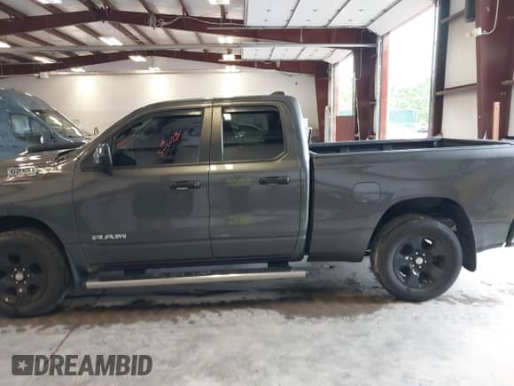 2020 Ram 1500 Big Horn z VIN 1C6SRFBT4LN345748, wystawiony jako IAAI lot #42252784 z przebiegiem 38 261 mil mil oraz . Historia ofert i sprzedaży dostępna na DreamBid. Obrazek 14.