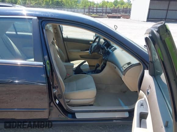 2003 Honda Accord LX z VIN 1HGCM66393A095700, wystawiony jako IAAI lot #42668526 z przebiegiem 161 093 mil mil oraz . Historia ofert i sprzedaży dostępna na DreamBid. Obrazek 5.