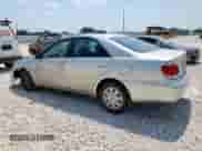 2005 Toyota Camry STD z VIN 4T1BE32KX5U640464, wystawiony jako Copart lot #69743245 z przebiegiem 156 571 mil mil oraz Szkoda całkowita • Salvage title. Historia ofert i sprzedaży dostępna na DreamBid. Obrazek 2.