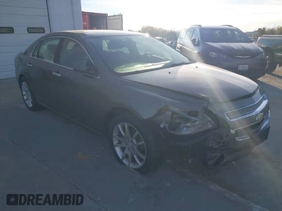 2012 Chevrolet Malibu LTZ 1LZ z VIN 1G1ZE5E05CF135712, wystawiony jako IAAI lot #40777025 z przebiegiem 234 365 mil mil oraz . Historia ofert i sprzedaży dostępna na DreamBid. Obrazek 1.