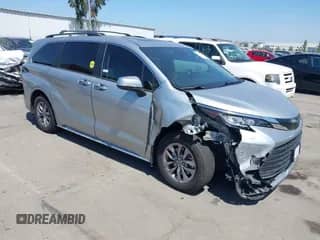 2022 Toyota Sienna LE z VIN 5TDBSKFC4NS070394, wystawiony jako IAAI lot #42898514 z przebiegiem 130 439 mil mil oraz . Historia ofert i sprzedaży dostępna na DreamBid. Obrazek 1.