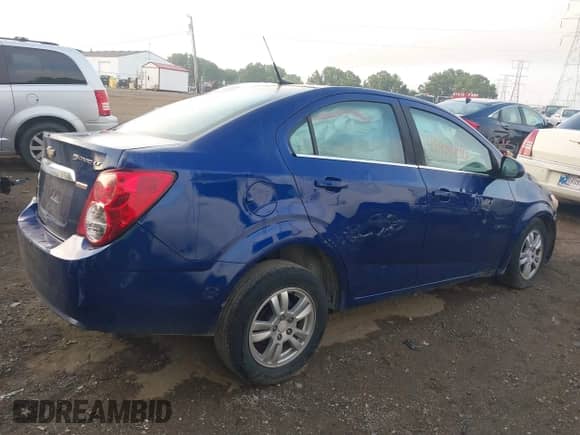 2013 Chevrolet Sonic LT z VIN 1G1JC5SB0D4176920, wystawiony jako IAAI lot #42974790 z przebiegiem 134 904 mil mil oraz . Historia ofert i sprzedaży dostępna na DreamBid. Obrazek 14.