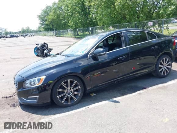 2018 Volvo S60 Inscription z VIN LYV402TK6JB173004, wystawiony jako IAAI lot #42641047 z przebiegiem 121 357 mil mil oraz . Historia ofert i sprzedaży dostępna na DreamBid. Obrazek 20.